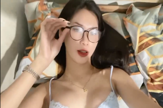 Cô gái xinh vú khủng khiến cu anh đứng lên