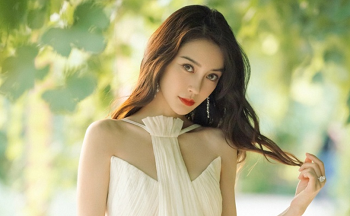 Em Angela tổ chức buổi tiệc sinh nhật đầy quyến rũ